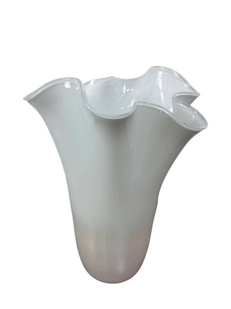 White pleated glass vase fidrio