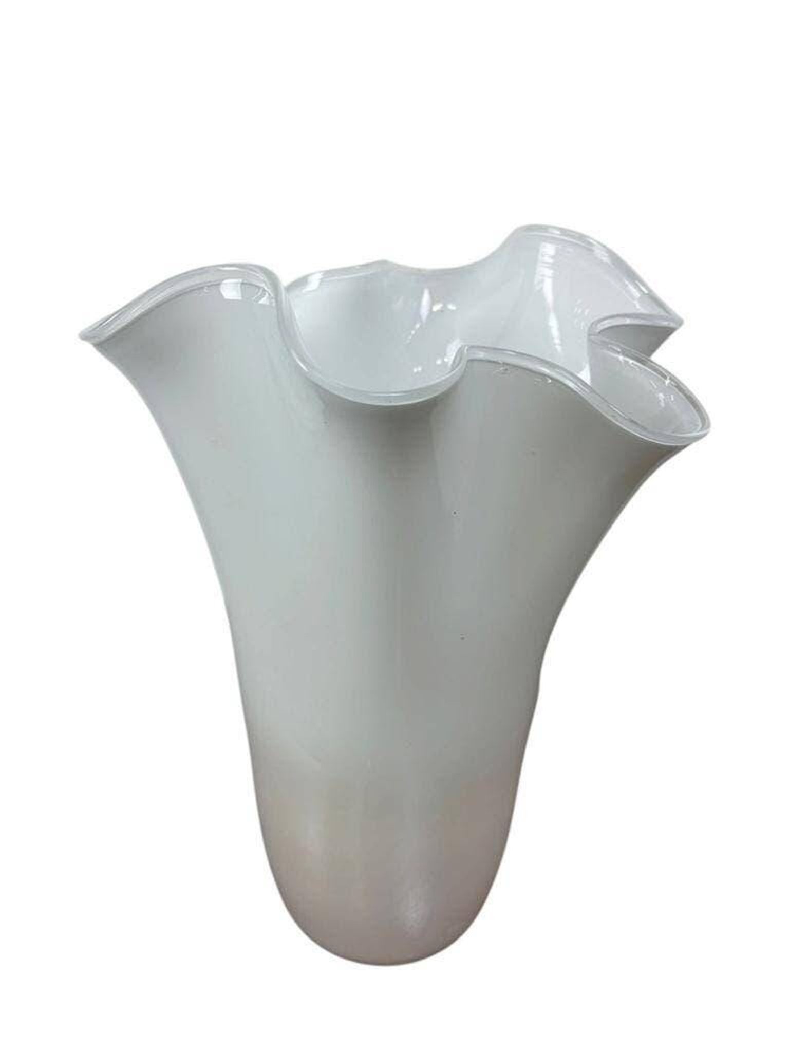 Vase blanche en verre plissé fidrio