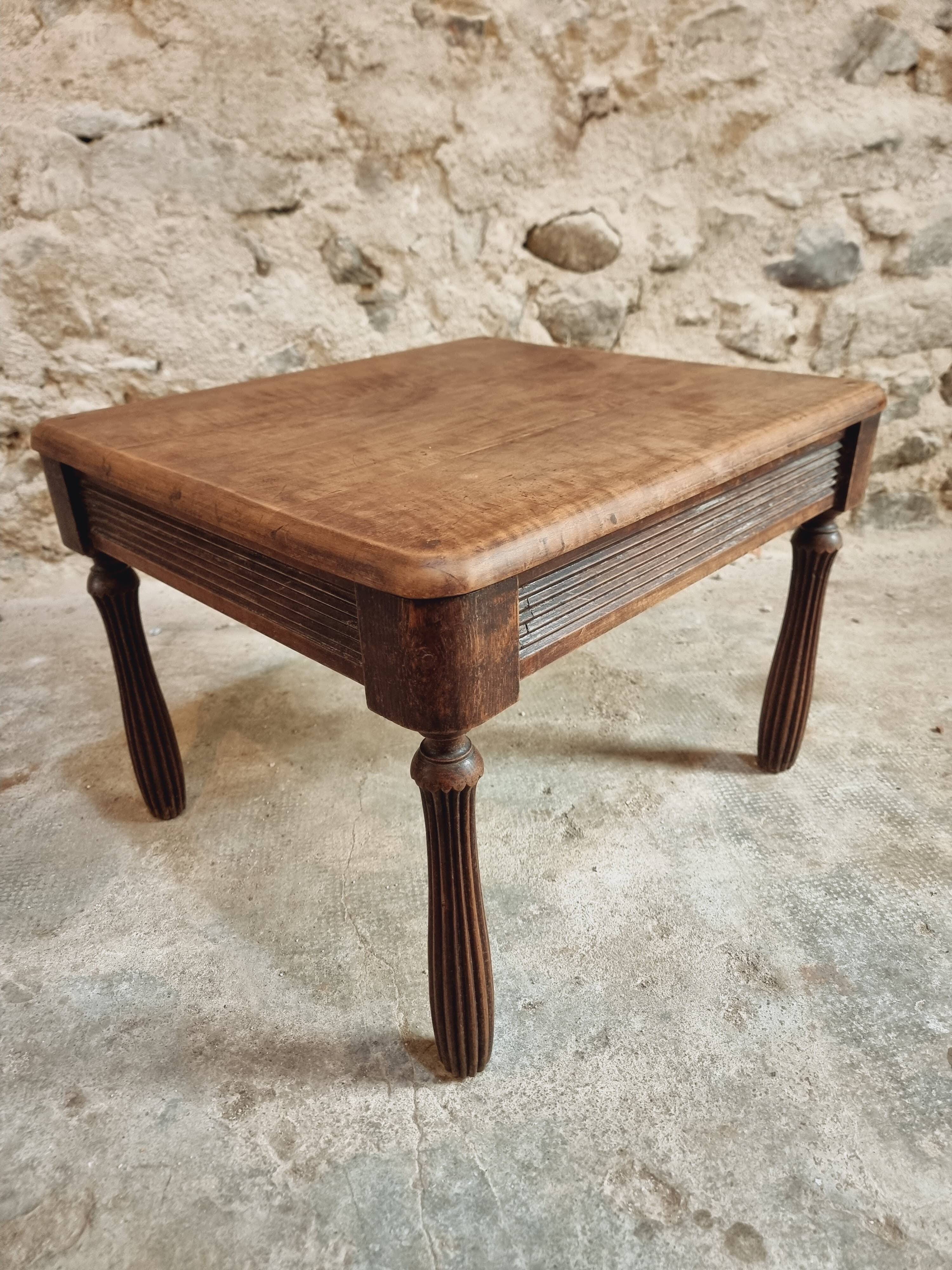 Table basse ancienne en noyer et chêne – France, vers 1900