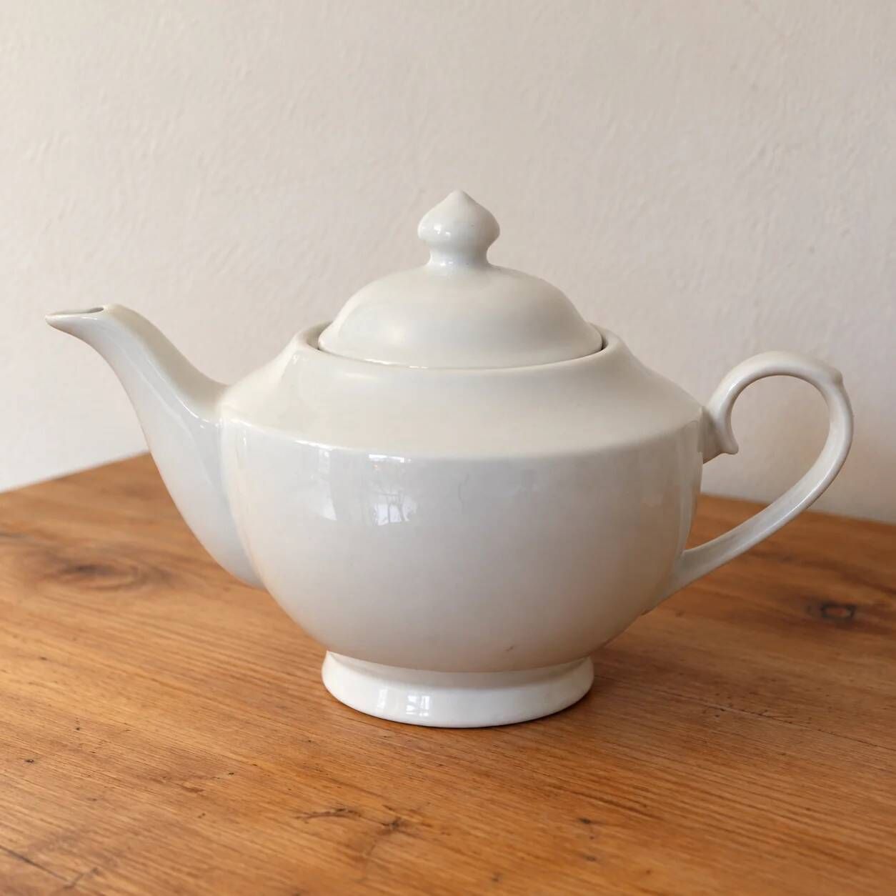 White ceramic teapot with glaze – Round shape and matching lid