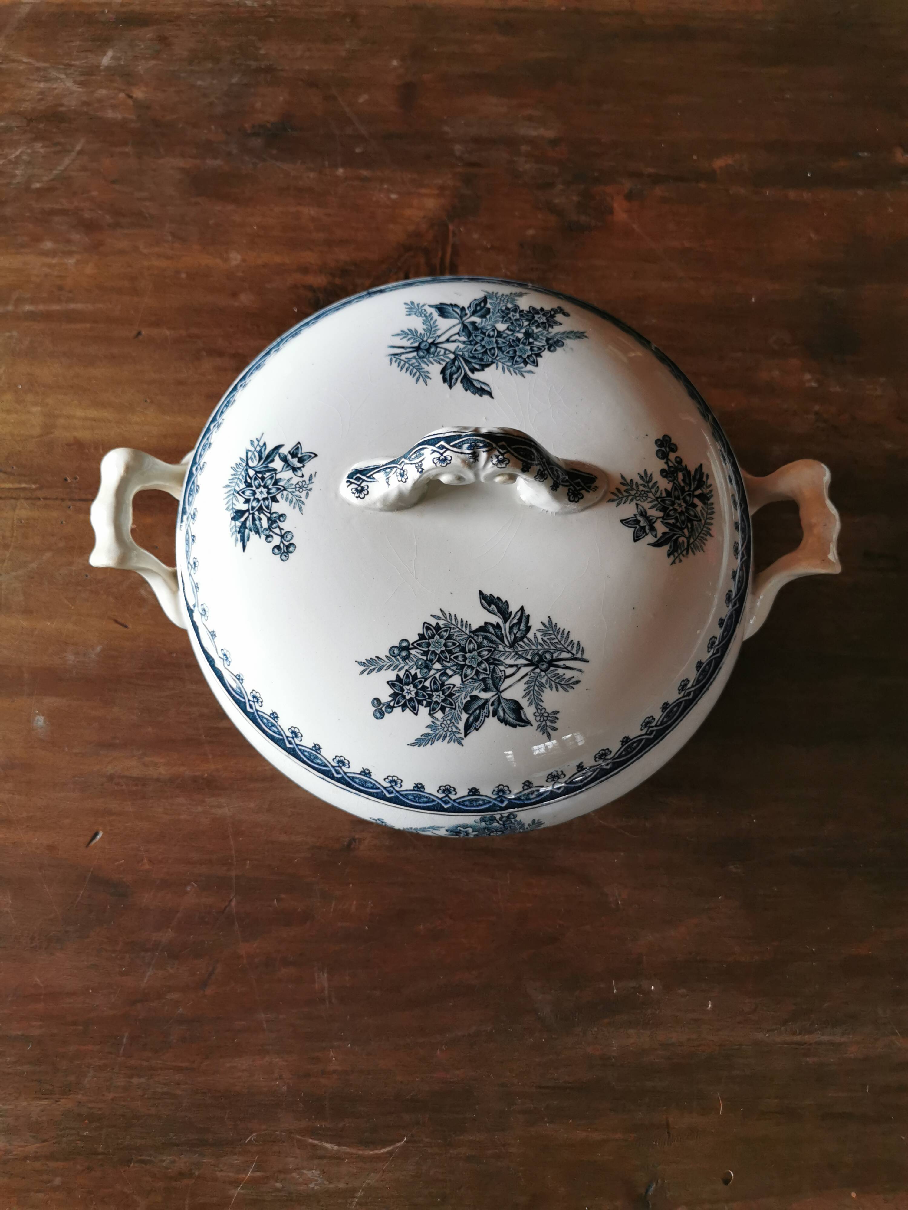 Old tureen Ste Amandinoise