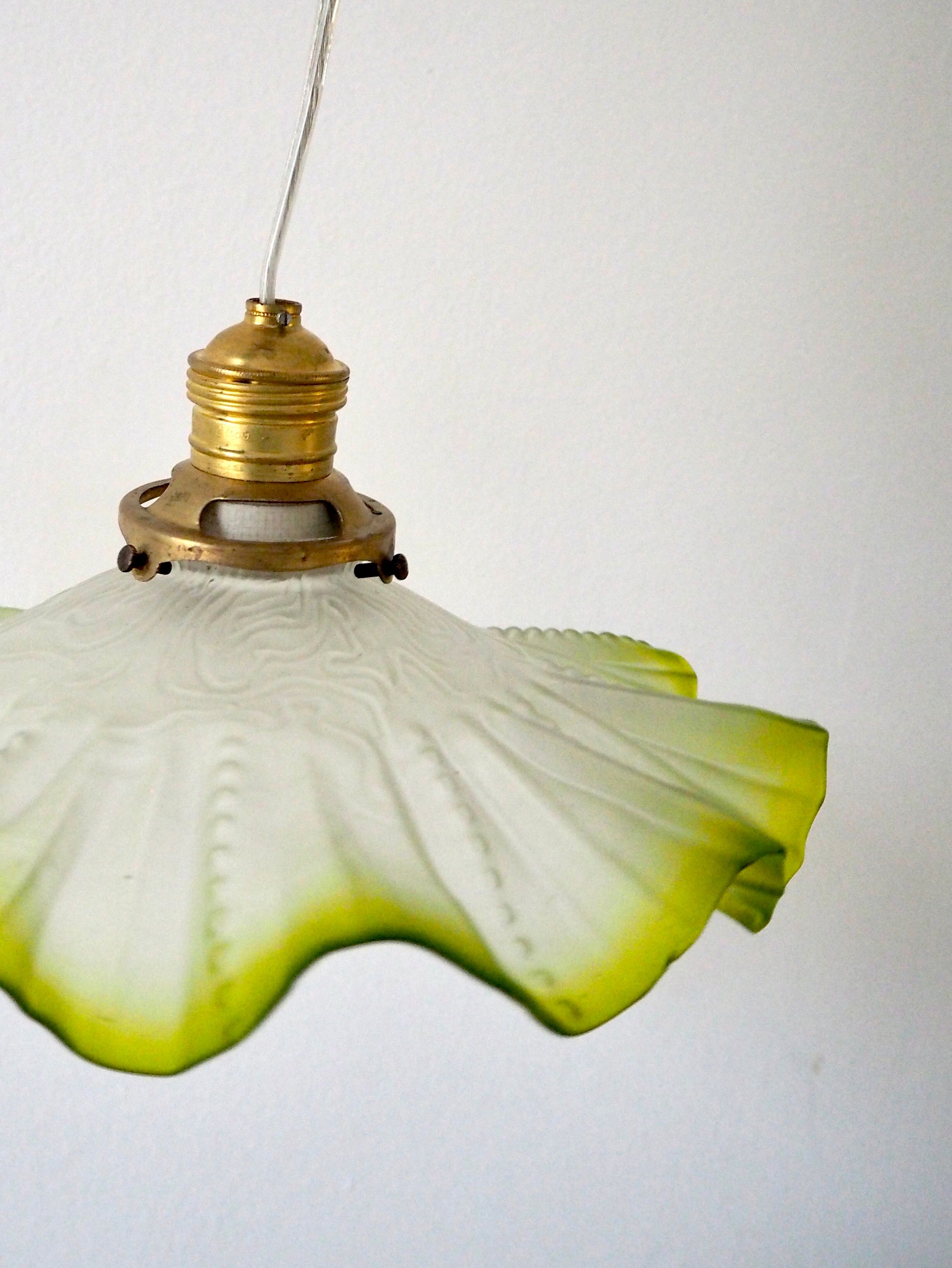 Green glass flower suspension