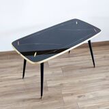 Table basse en verre aux pieds fuseaux