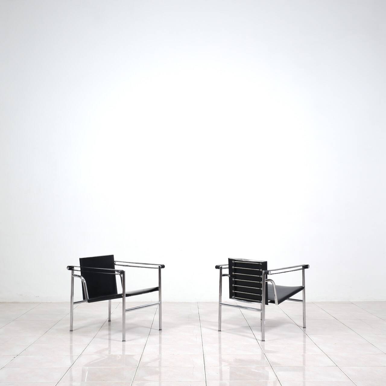 Fauteuil « lc1 » de charlotte perriand pour le corbusier, édités par cassina