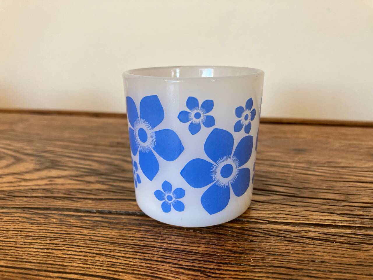 8 Arcopal flowered espresso cups, vintage 1970s