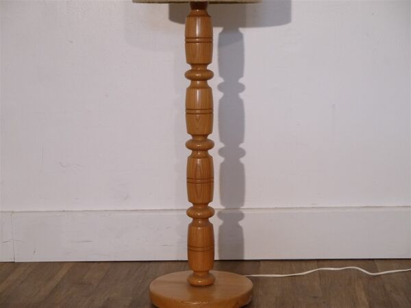 Lampadaire scandinave en bois tourné 1960