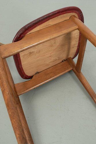 Chaise vintage avec simili cuir rouge