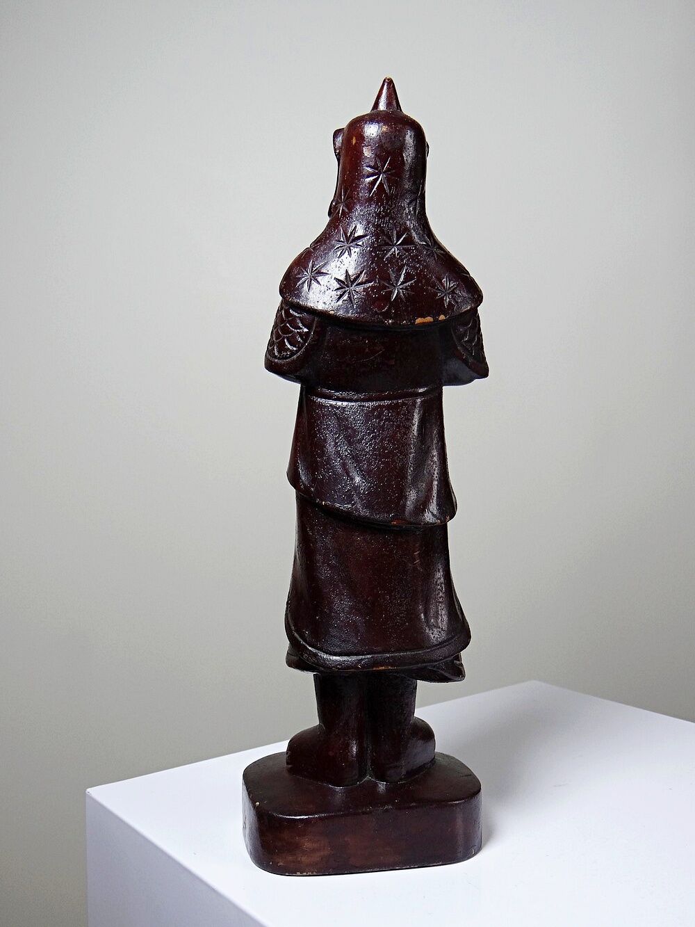 Asian statuette, popular art in carved monoxyle wood, vintage 1930-1960.