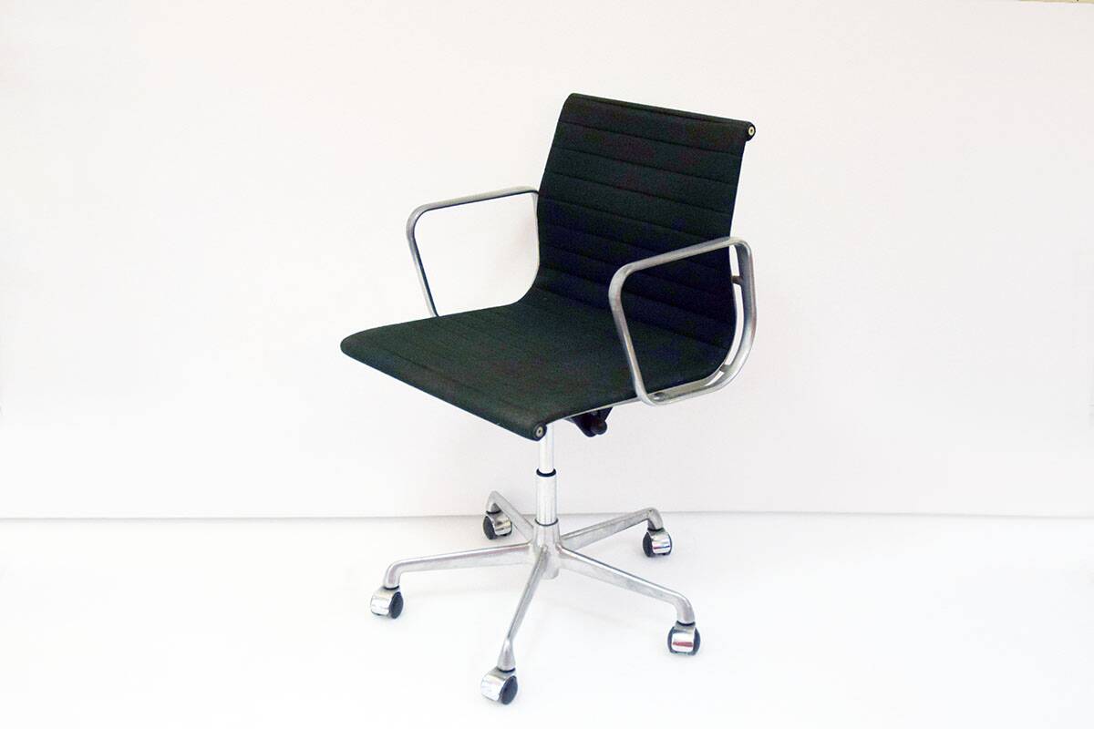 Chaise de bureau Charles & Ray Eames mod. EA117 production ICF, années 1970