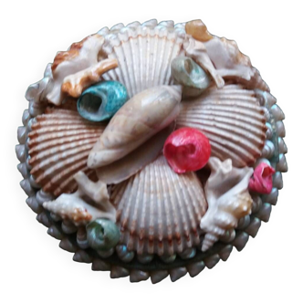 Vintage round jewelry box decorated with shells