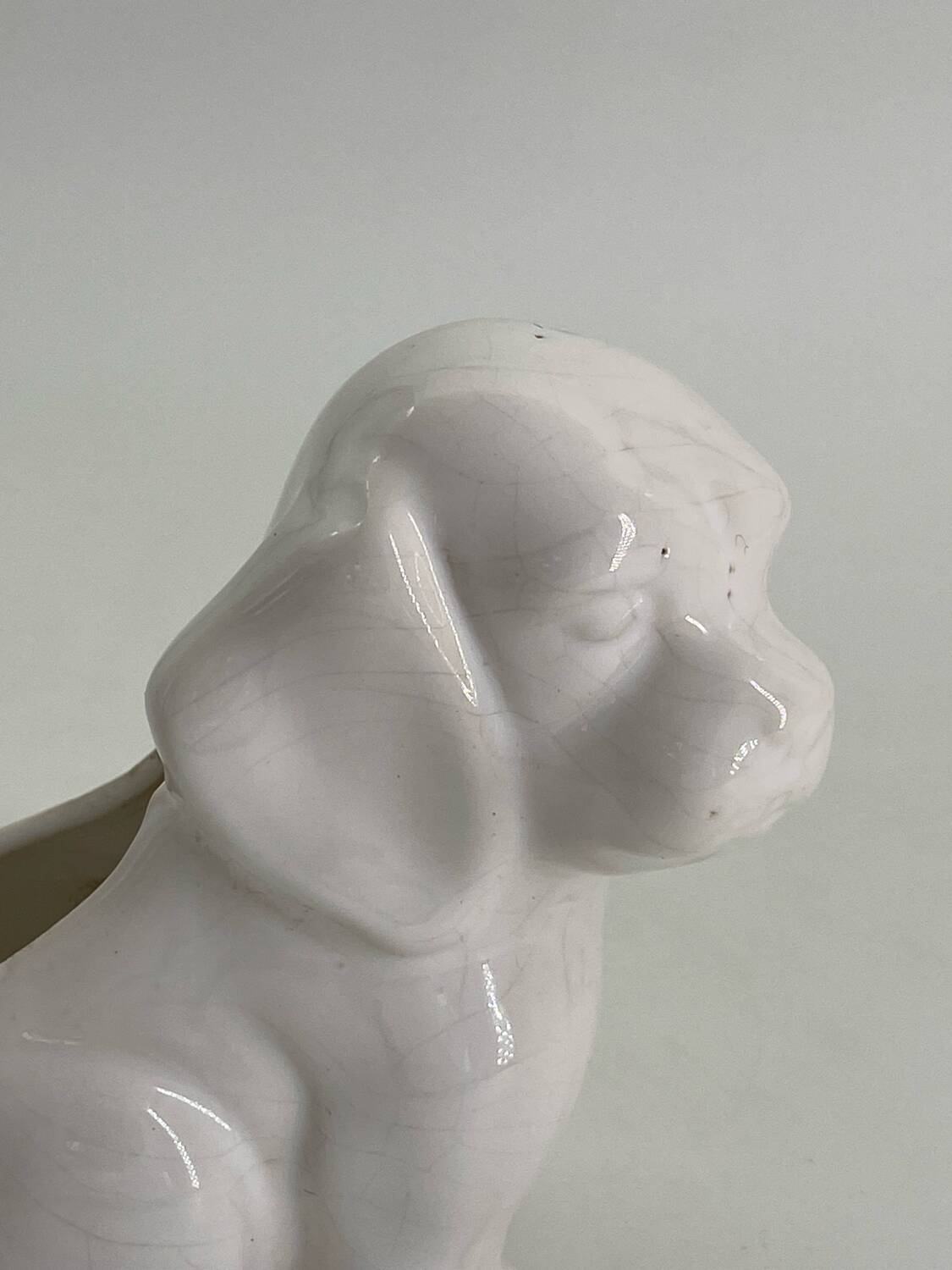 Cache pot chien en porcelaine blanc vintage