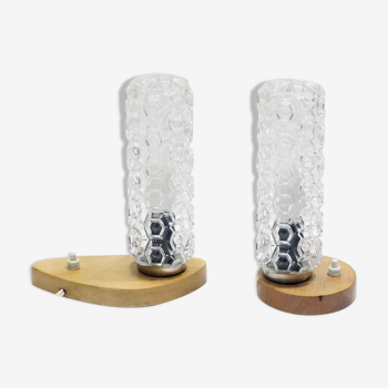 Paire de lampes de chevet assorties en bois clair et verre années 1960