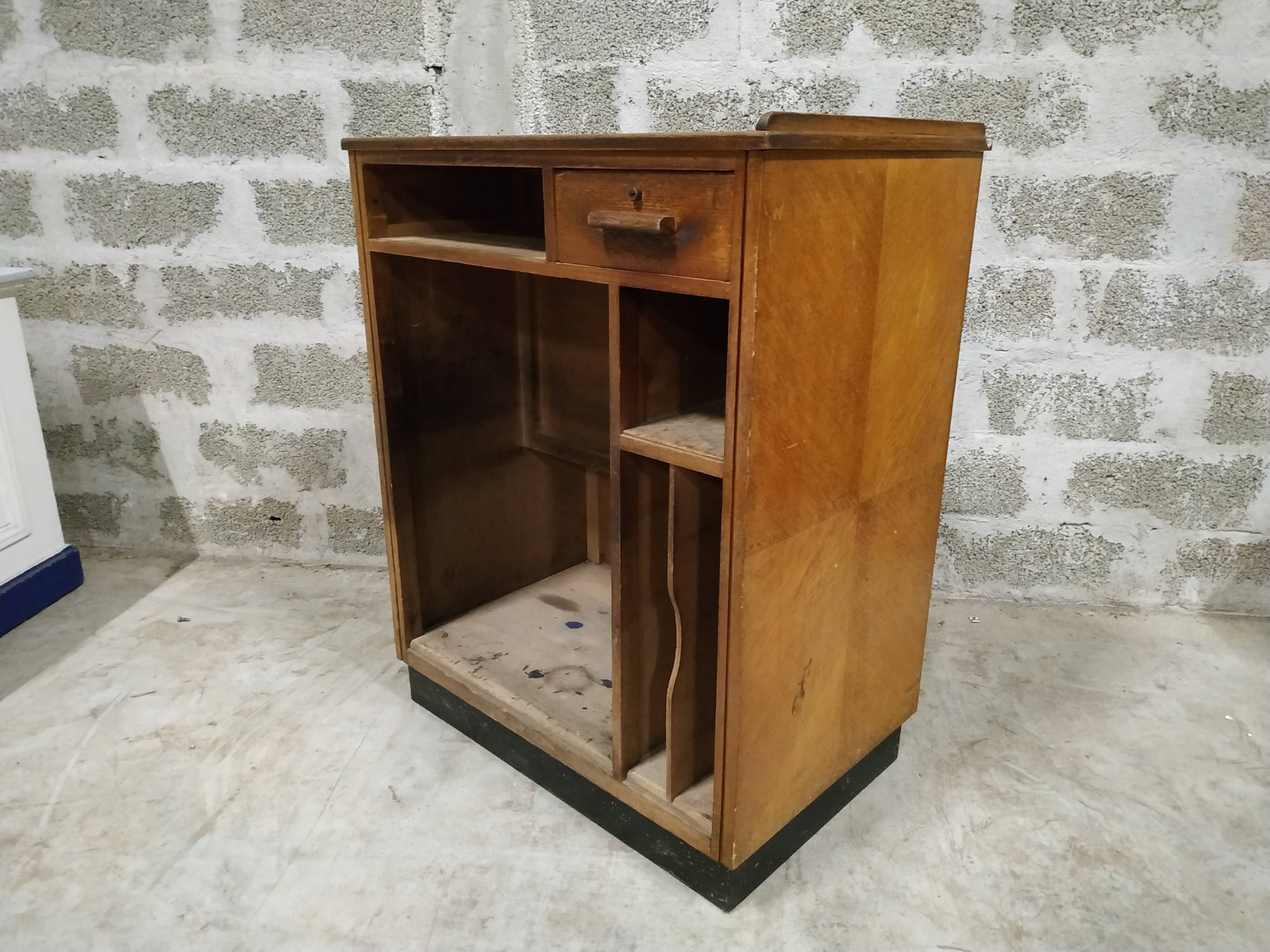 Former cash vitrine store counter