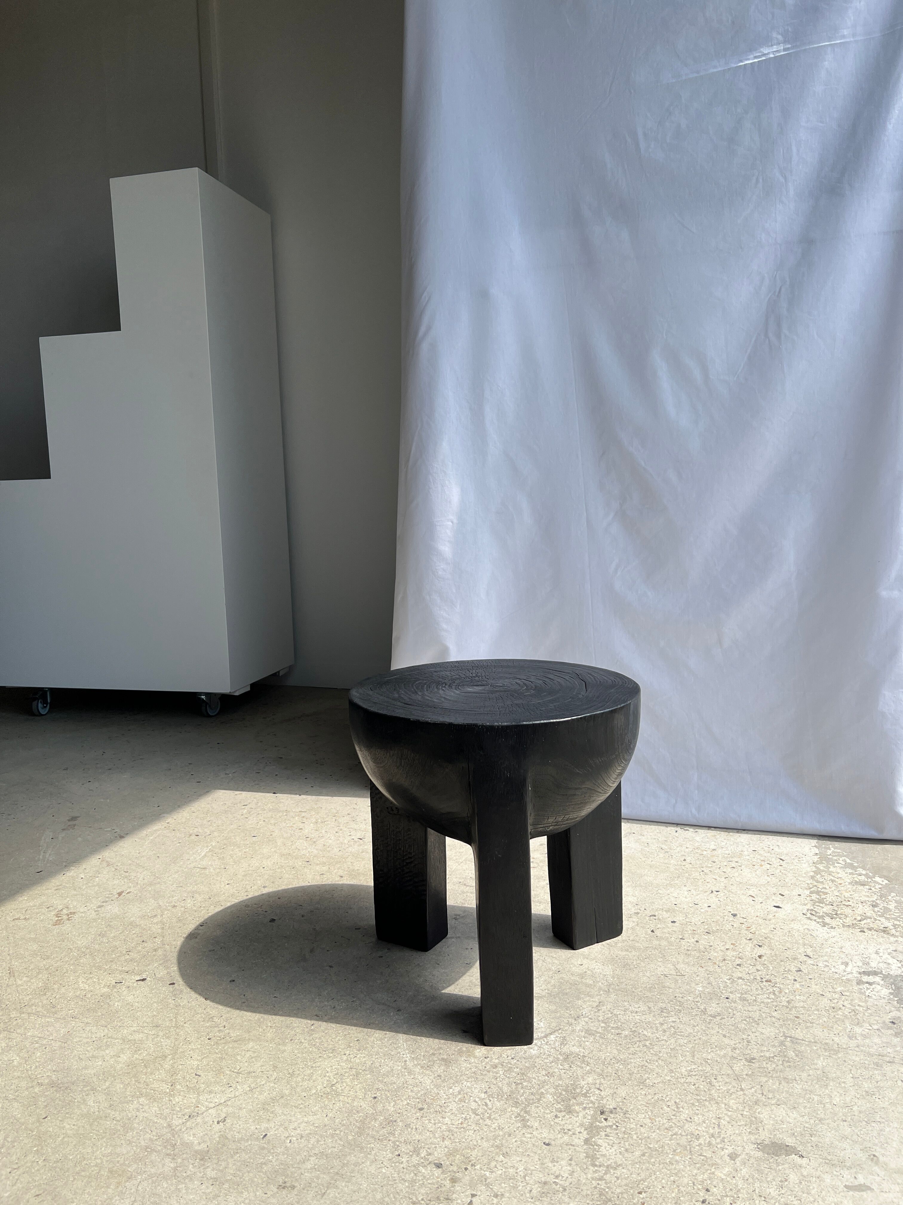 Black mango wood tripod side table with a semi-spherical top, height: 45 cm, diameter: 44 cm.