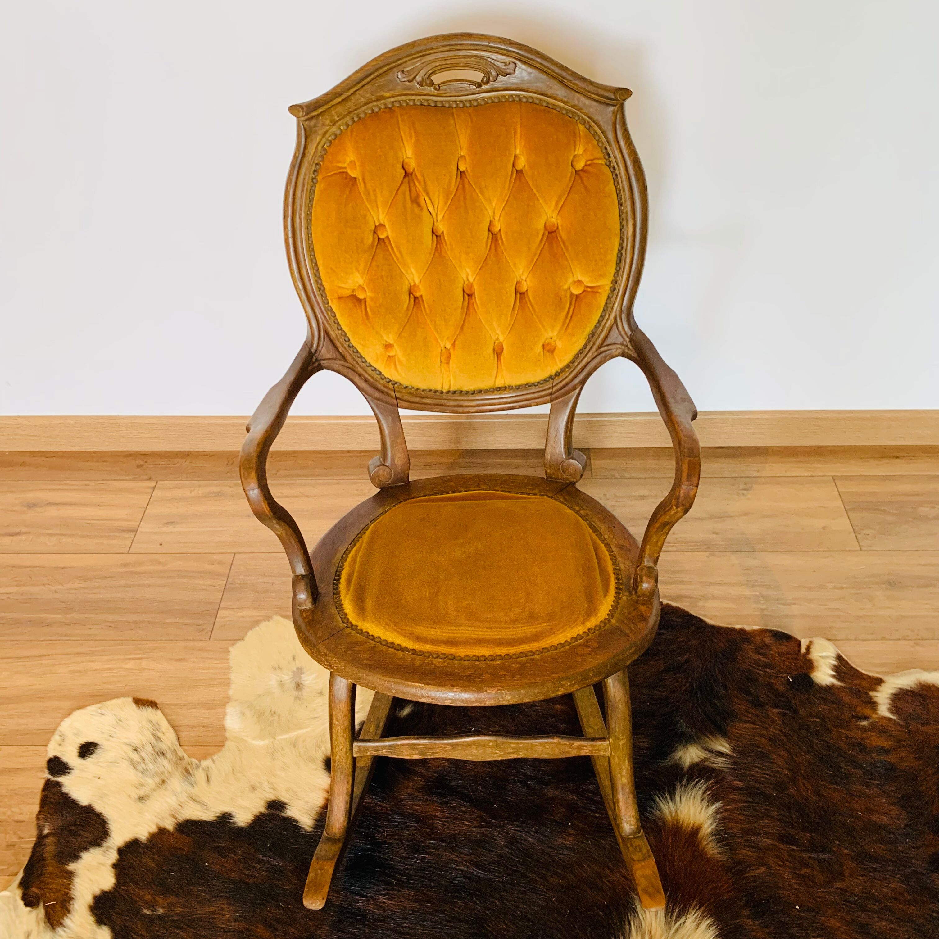 Rocking chair back medallion