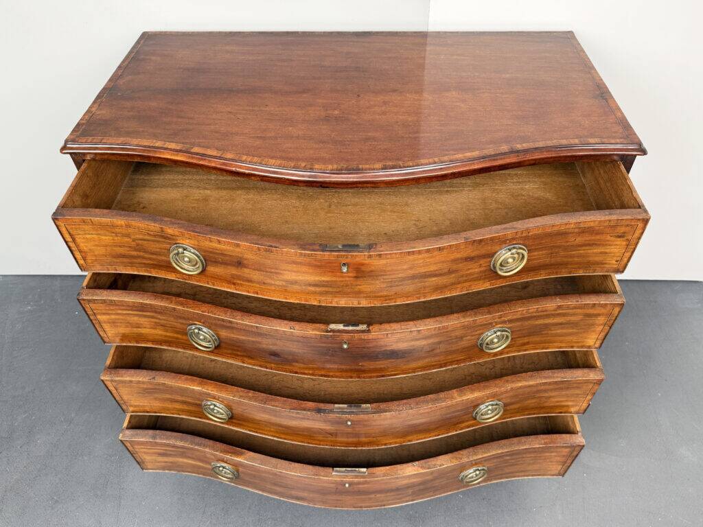 Antique Georg III mahogany serpentine chest of drawers, England, 1780s