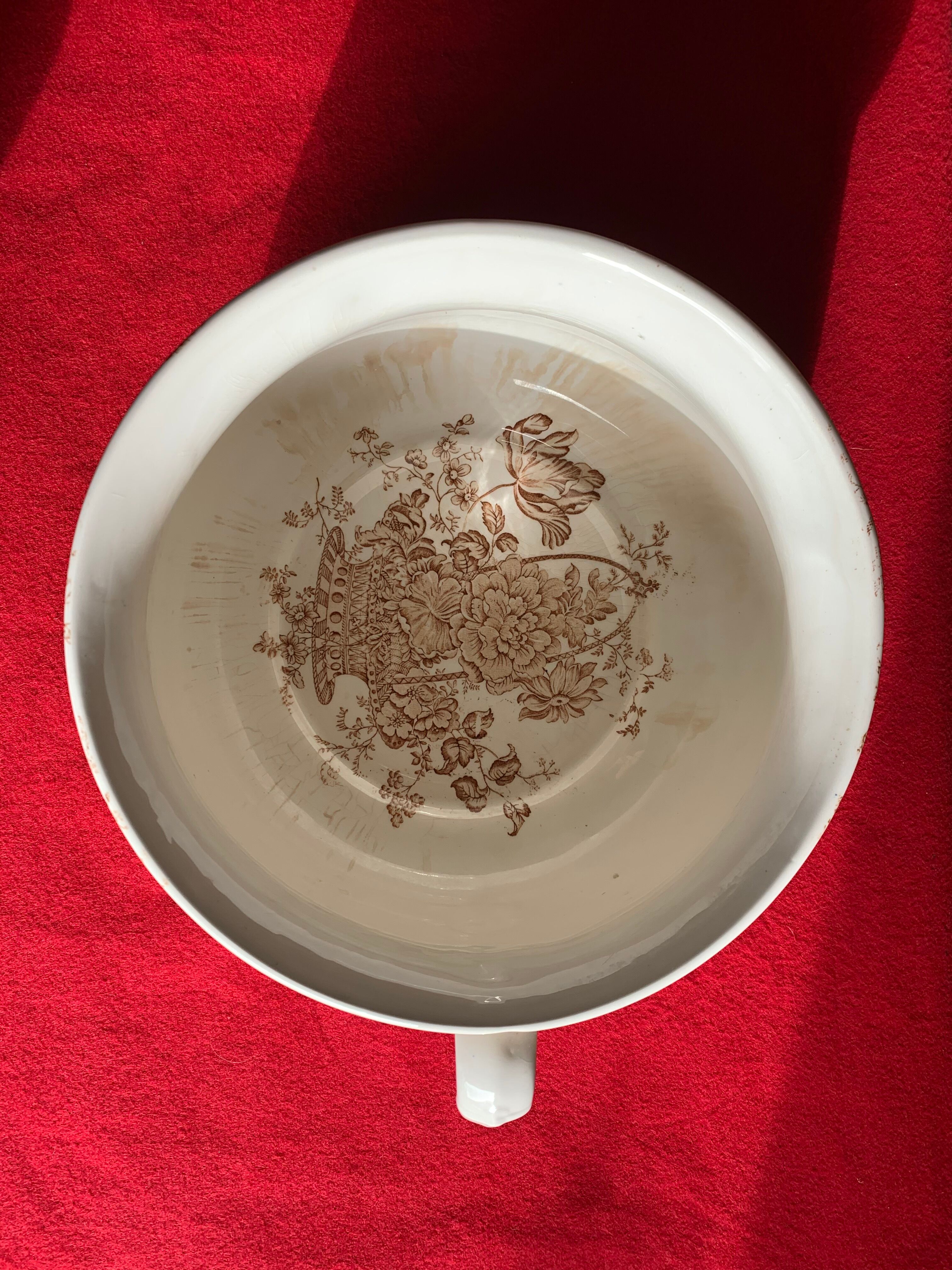 Night vase pot in English earthenware
