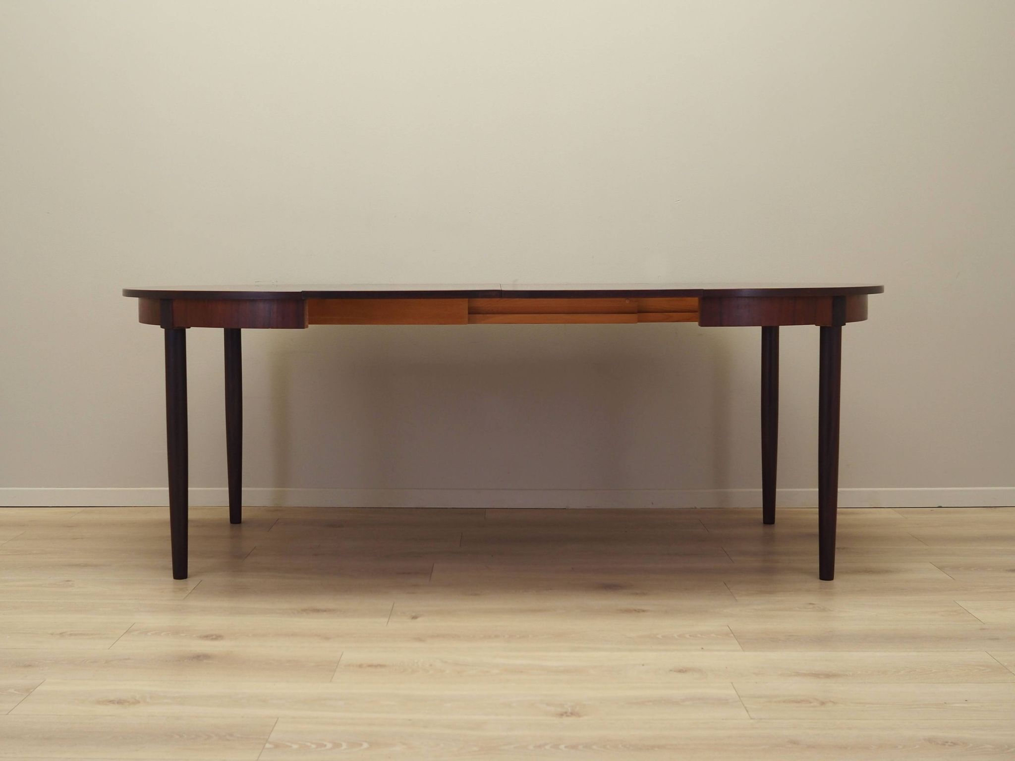 Table ronde en palissandre, design danois, années 1970, production : Danemark