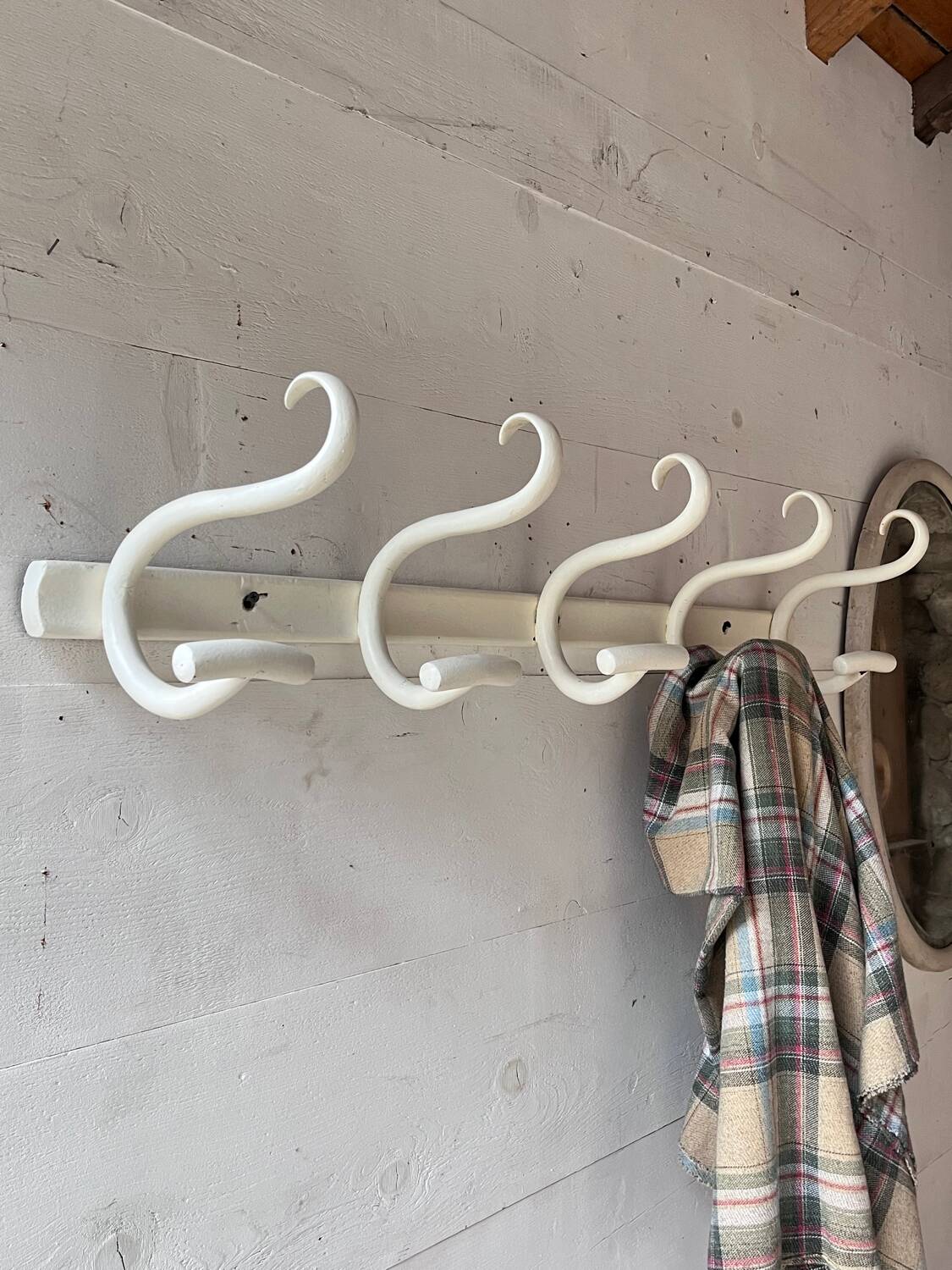 Long porte-manteau en bois courbé blanc