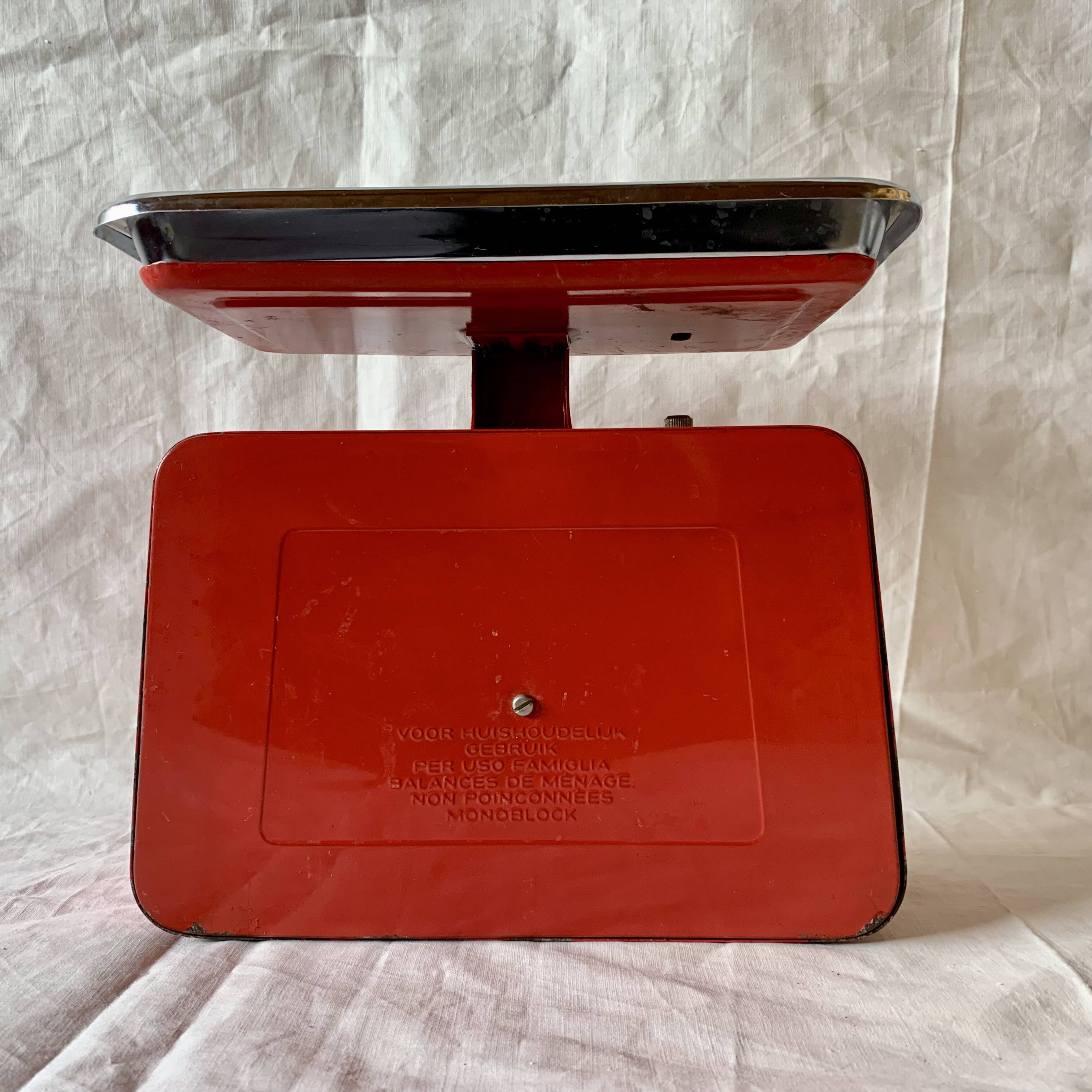 Stube vintage red lacquered metal kitchen scale - force 10