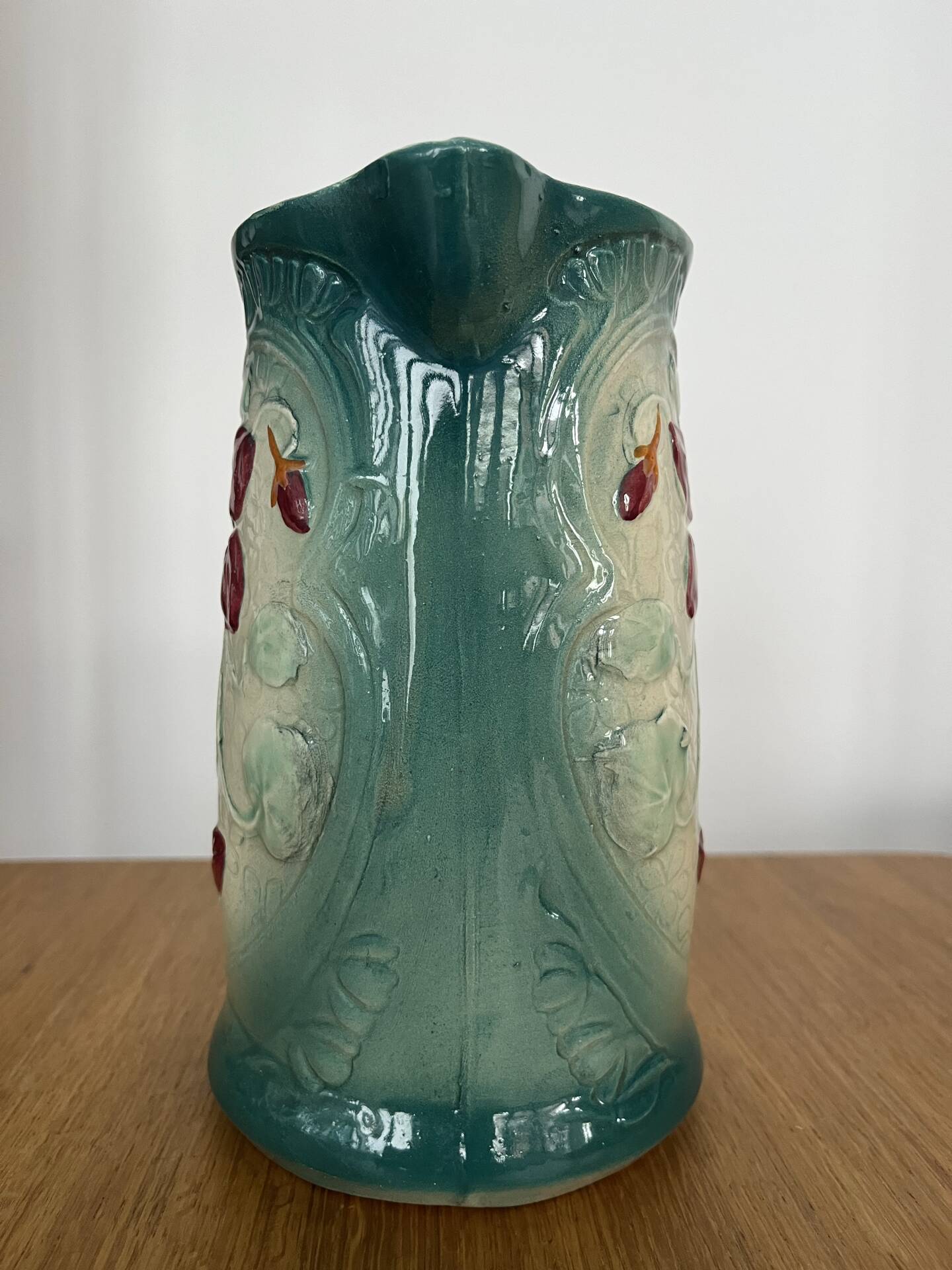 Pichet barbotine Art Nouveau « Capucines »