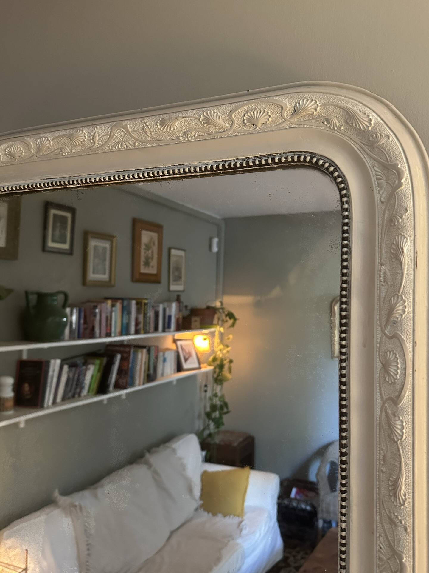 Antique Louis-Philippe mirror with pearls and shells, white patina.