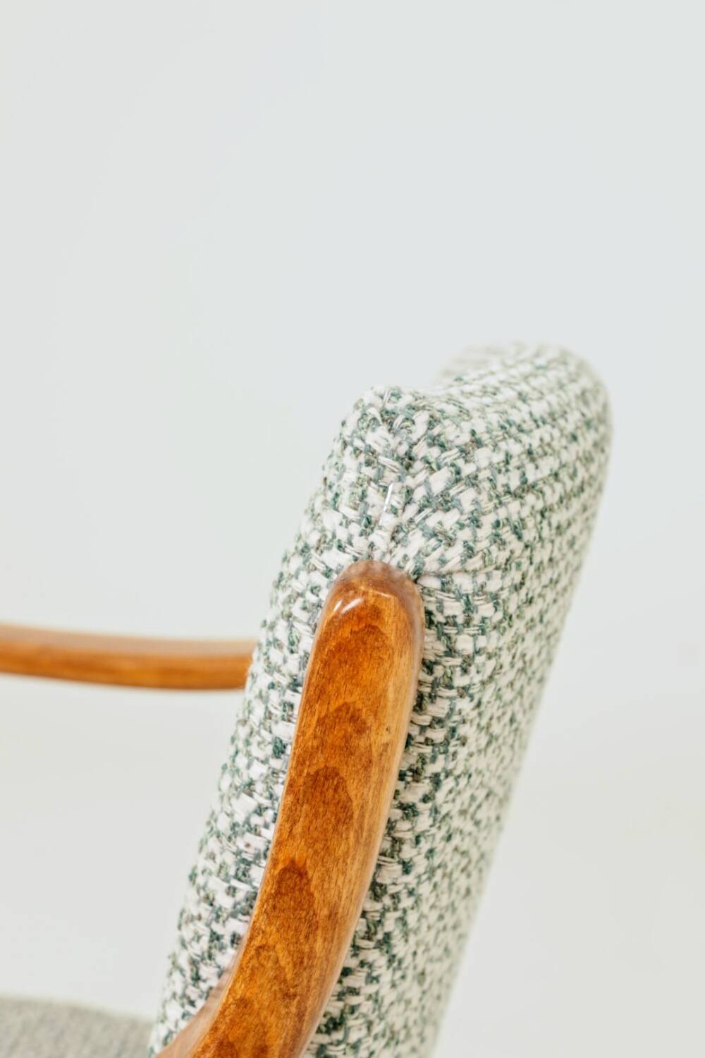 Fauteuil scandinave vintage en tissu tissé turquoise et blanc