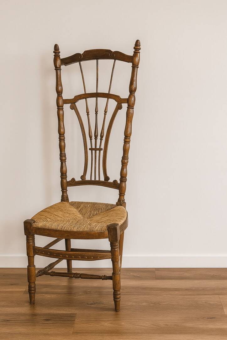 Antique chair in turned wood with straw seat – Carved lyre backrest