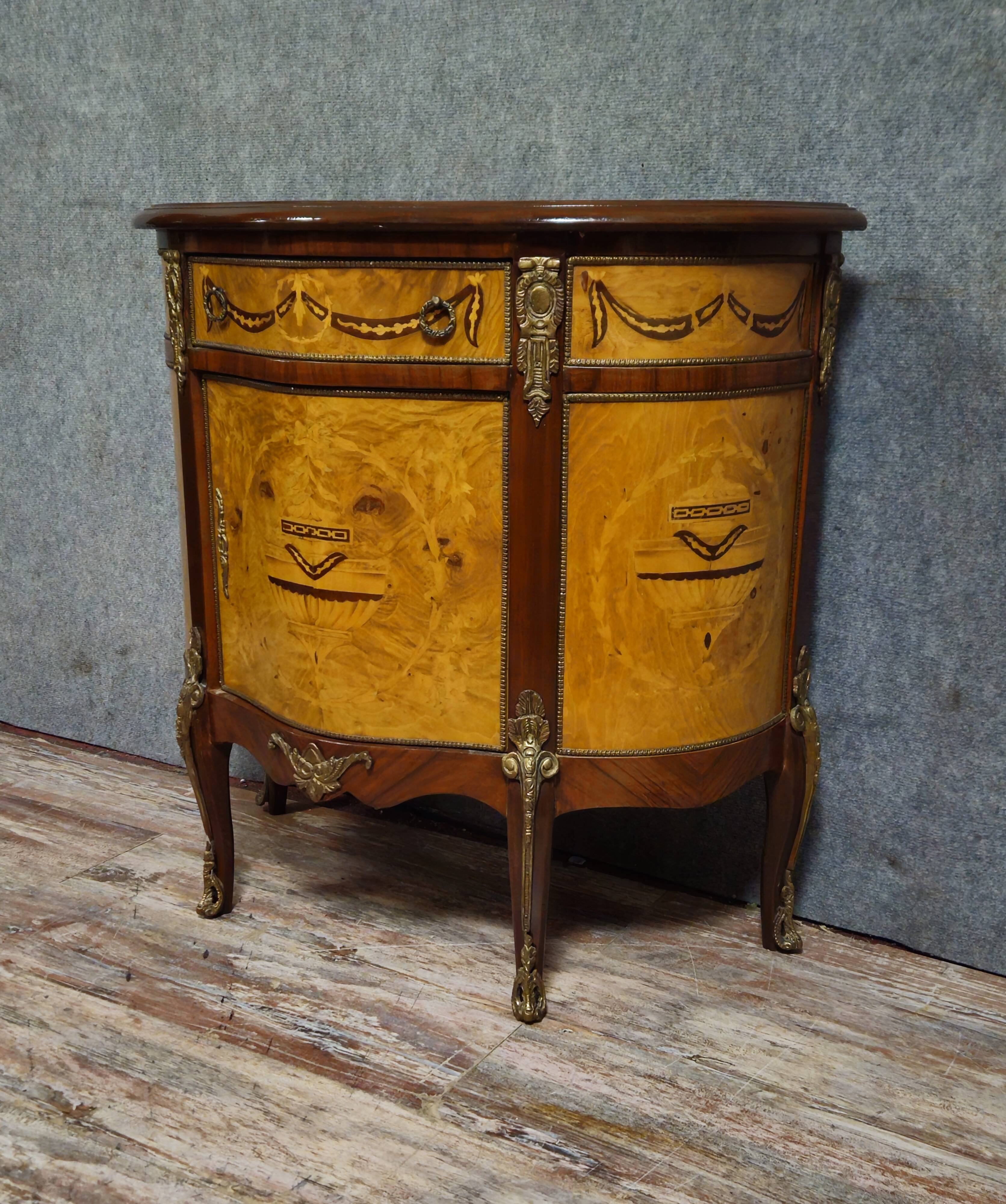 Commode demi-lune de style Louis XV en marqueterie et décors de bronze