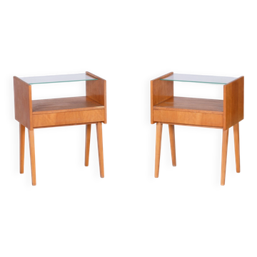 Paire de tables de chevet mid-century modernes en chêne et verre, années 1950