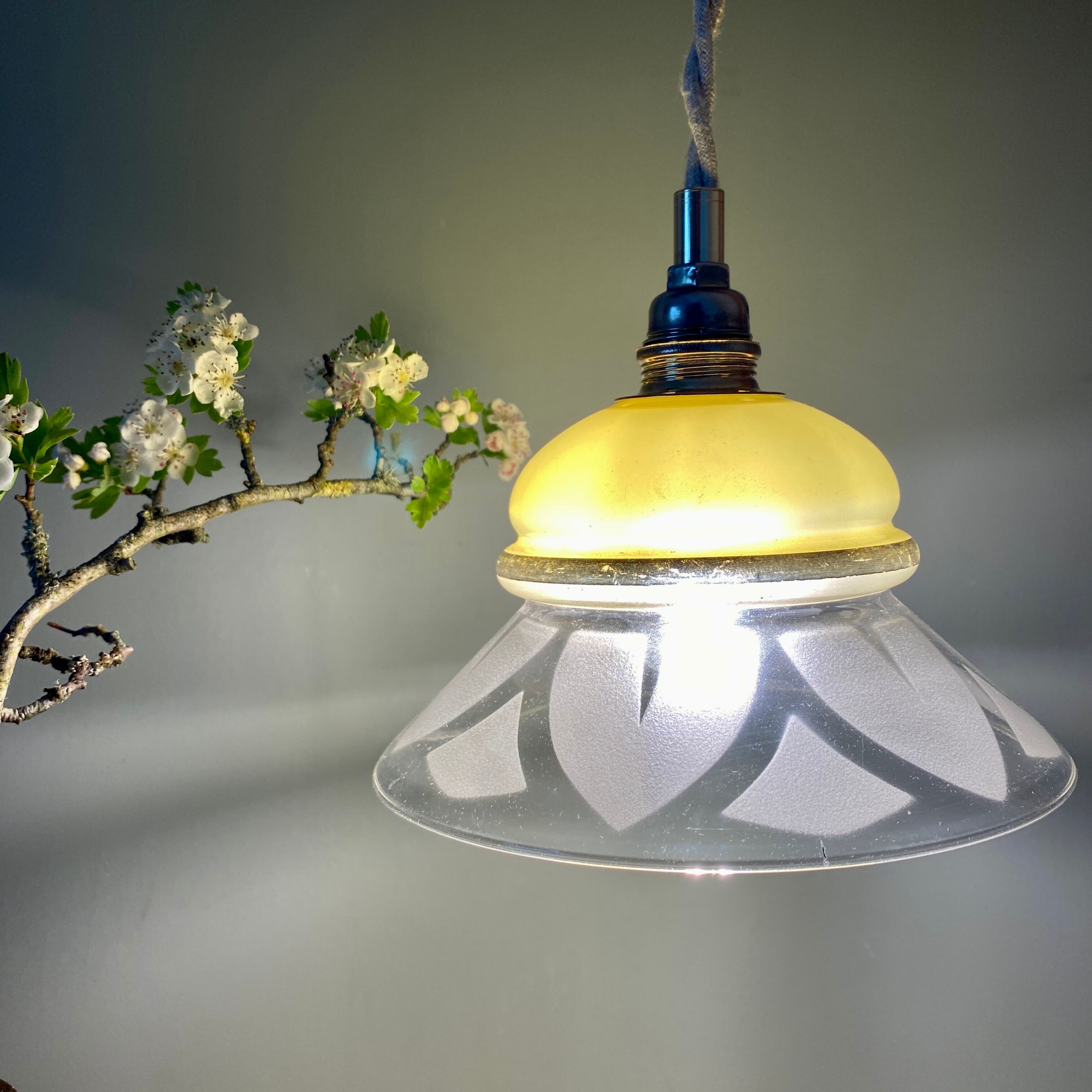 Vintage lampshade ride in yellow and transparent glass