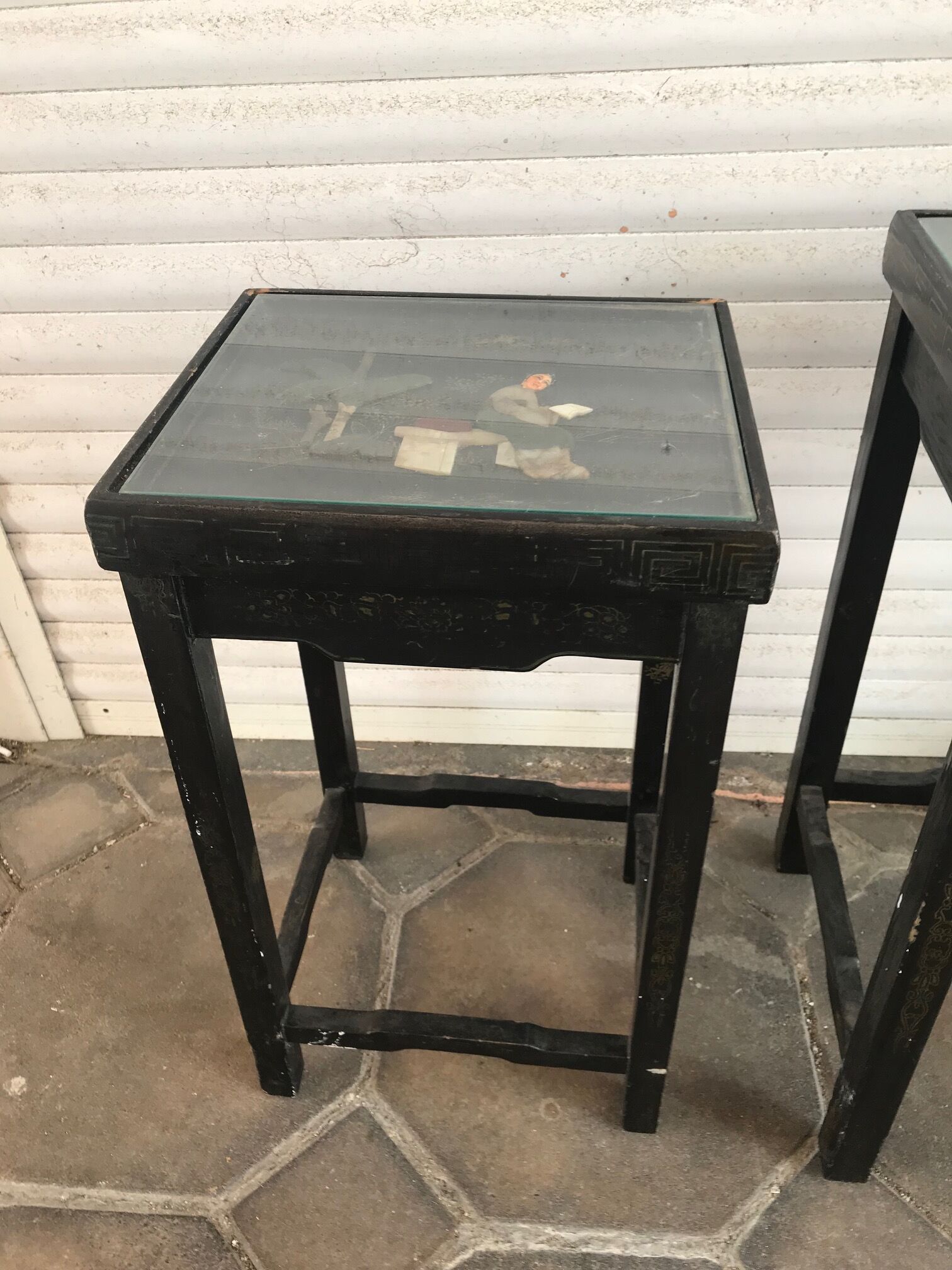 Tables gigognes chinoises en bois laqué incrustations de pierres dures années 60