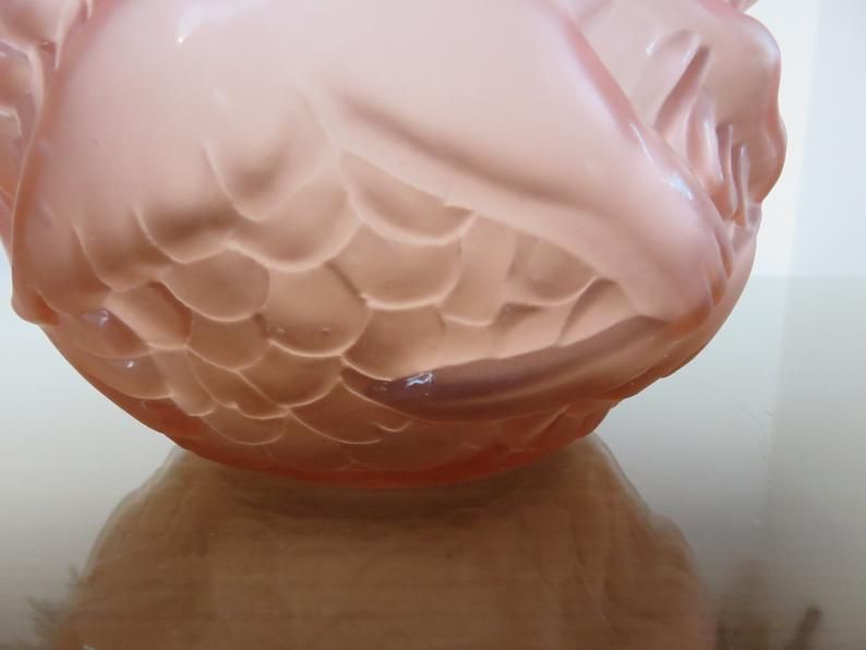Art Deco vase in pink moulded glass "bird motif" 40s