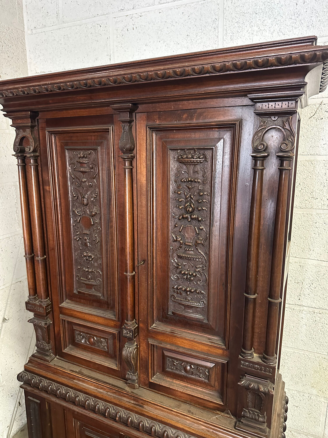 Small Renaissance-style buffet in walnut, 19th century.
