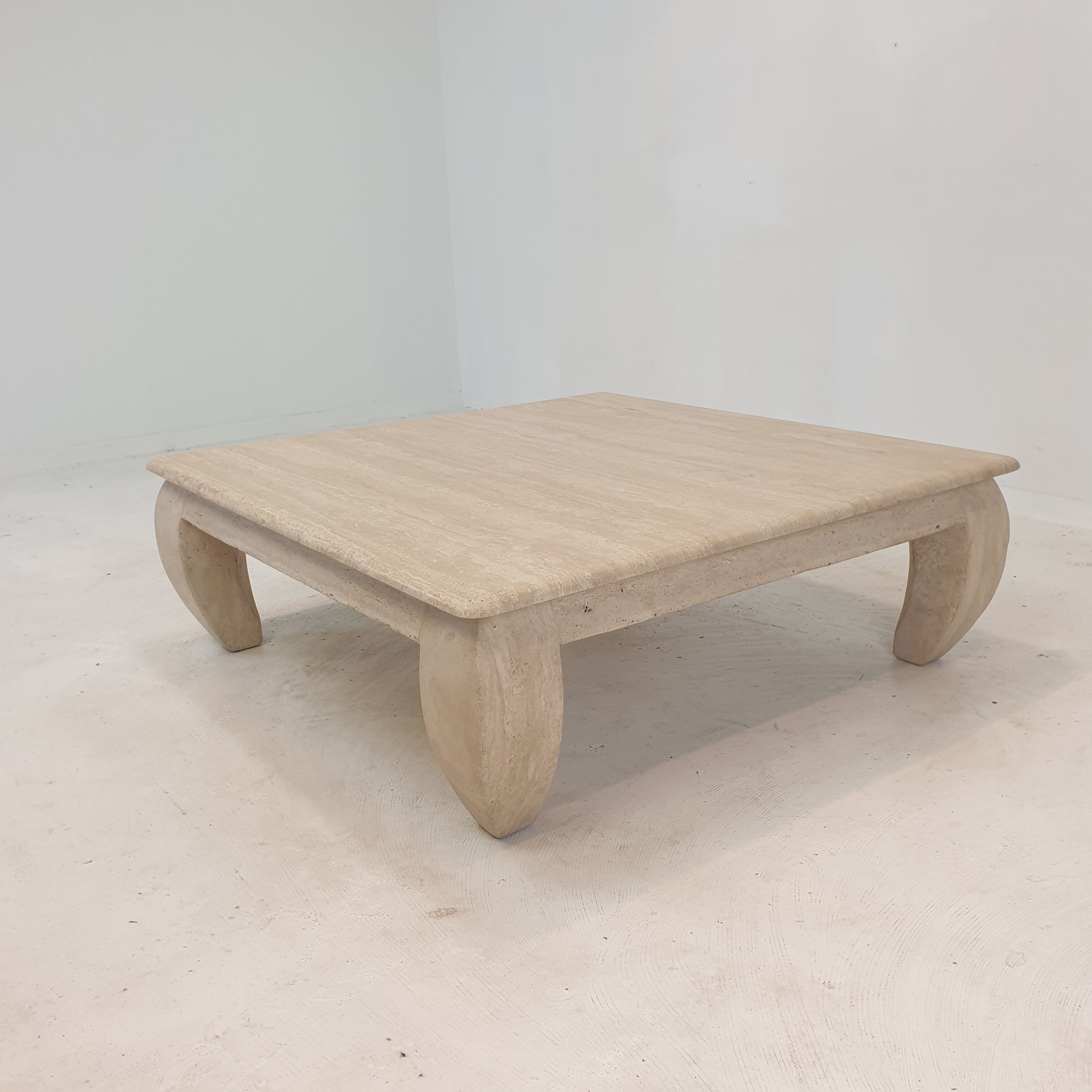 Table basse en travertin italien "Opium", années 1980.