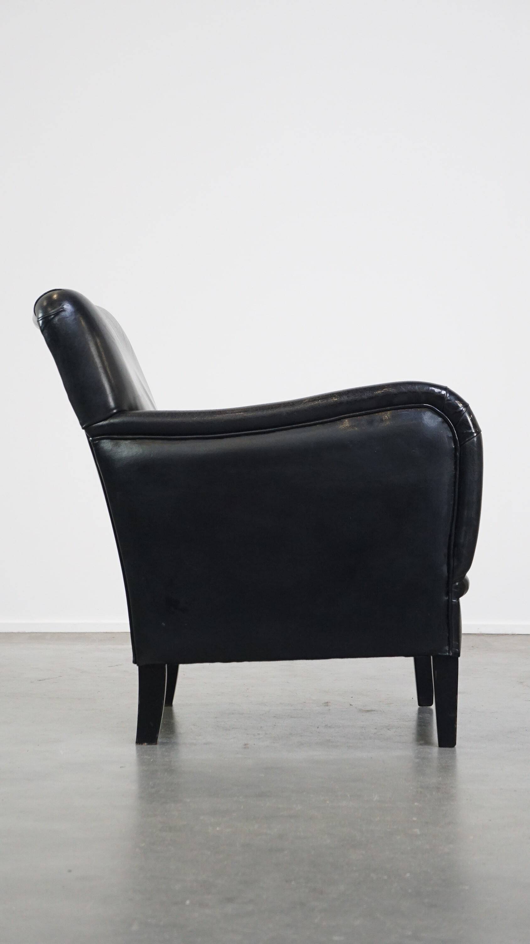 Luxurious and comfortable sheepskin armchair in a unique, stately black color
