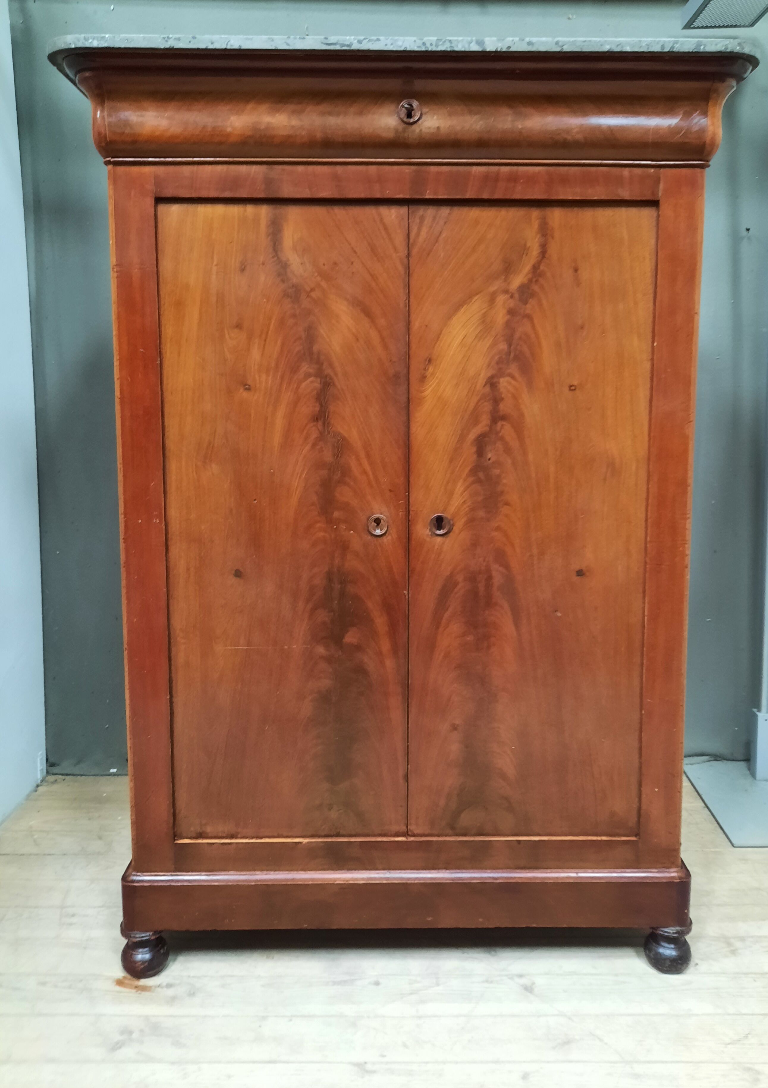 Louis Philippe low wardrobe