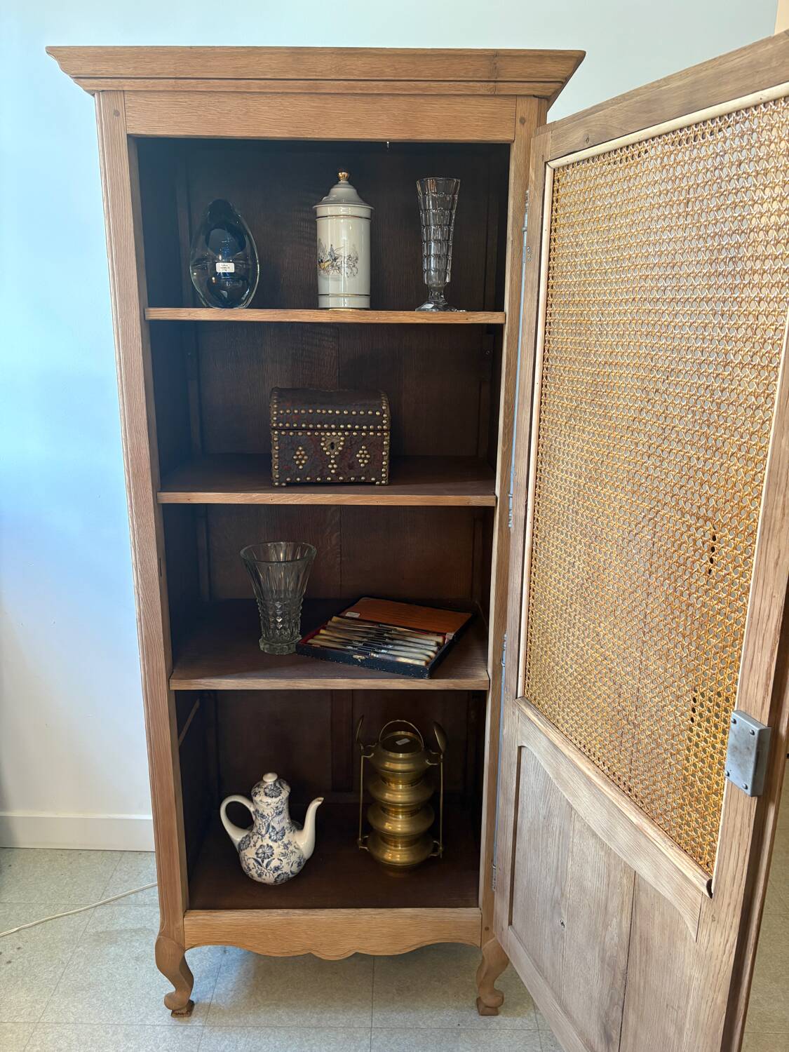 Cane-work oak bonnetière