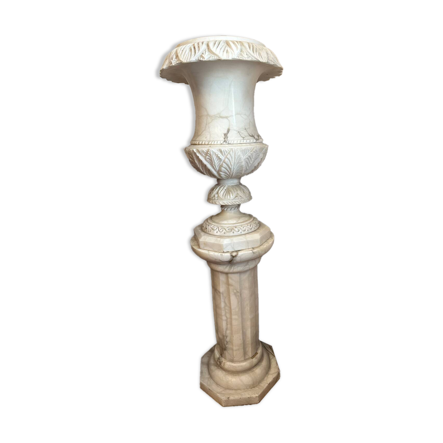 Large column with a sculpted white marble basin – Handcrafted piece