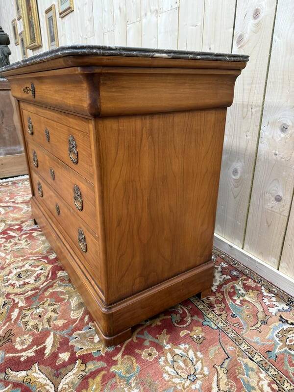 Commode de style Louis Philippe en merisier et marbre gris veiné