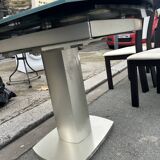 Extendable dining table