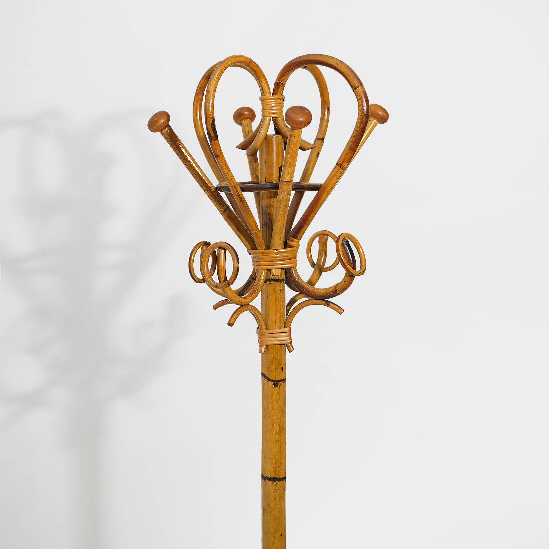 Porte-manteau sur pied en rattan et osier tressé, années 1960.