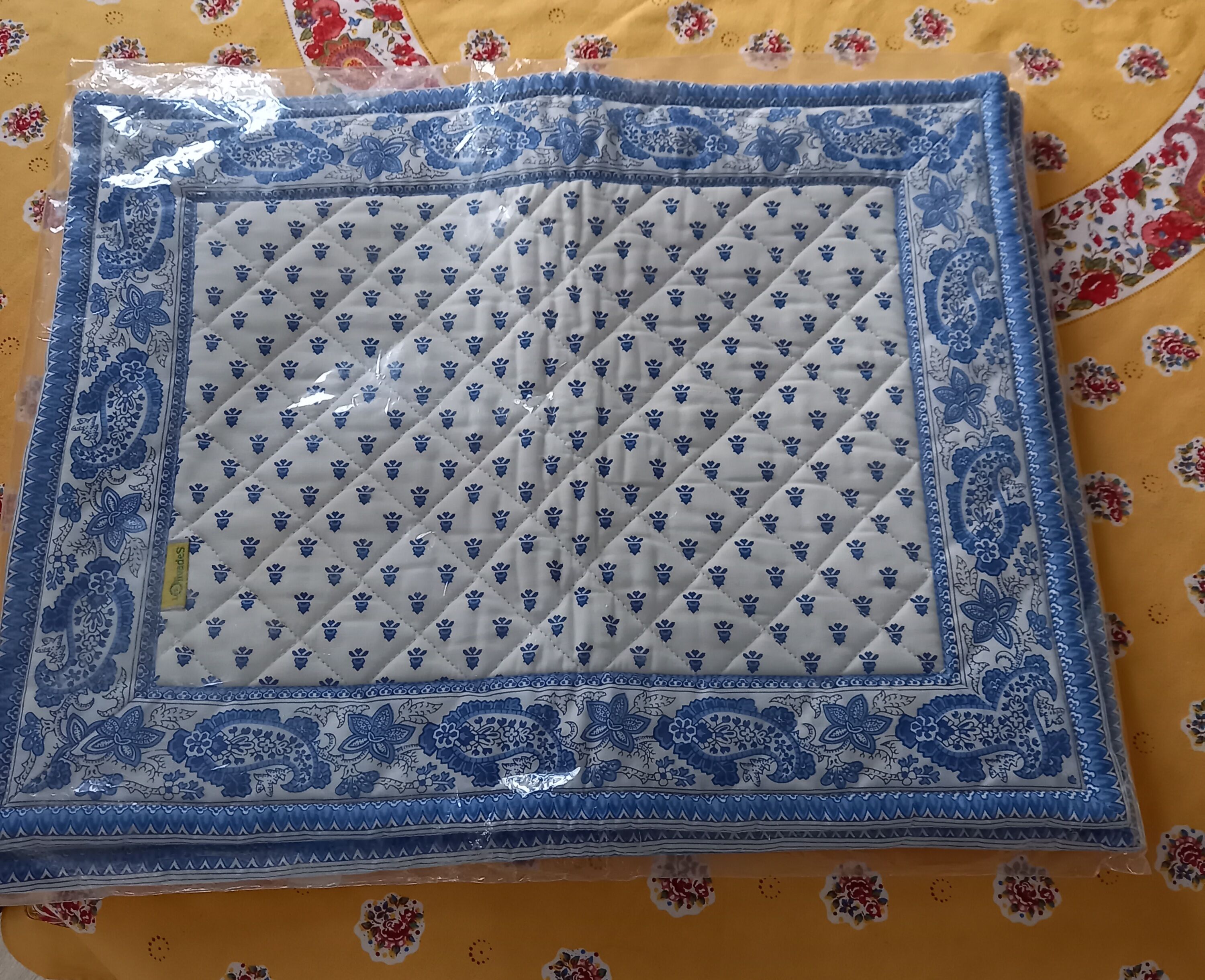 2 quilted placemats Olivades