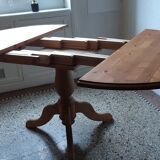 English-inspired extendable round table