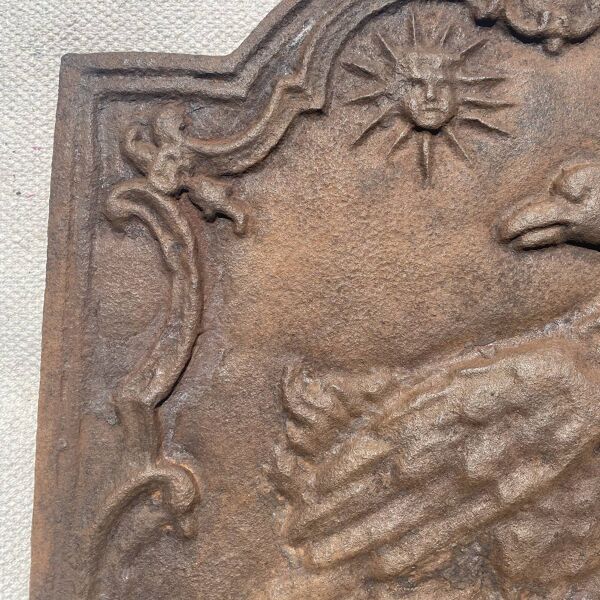 Ancienne plaque de cheminée en fonte ,décor aigle et soleil, 47 × 47 cm