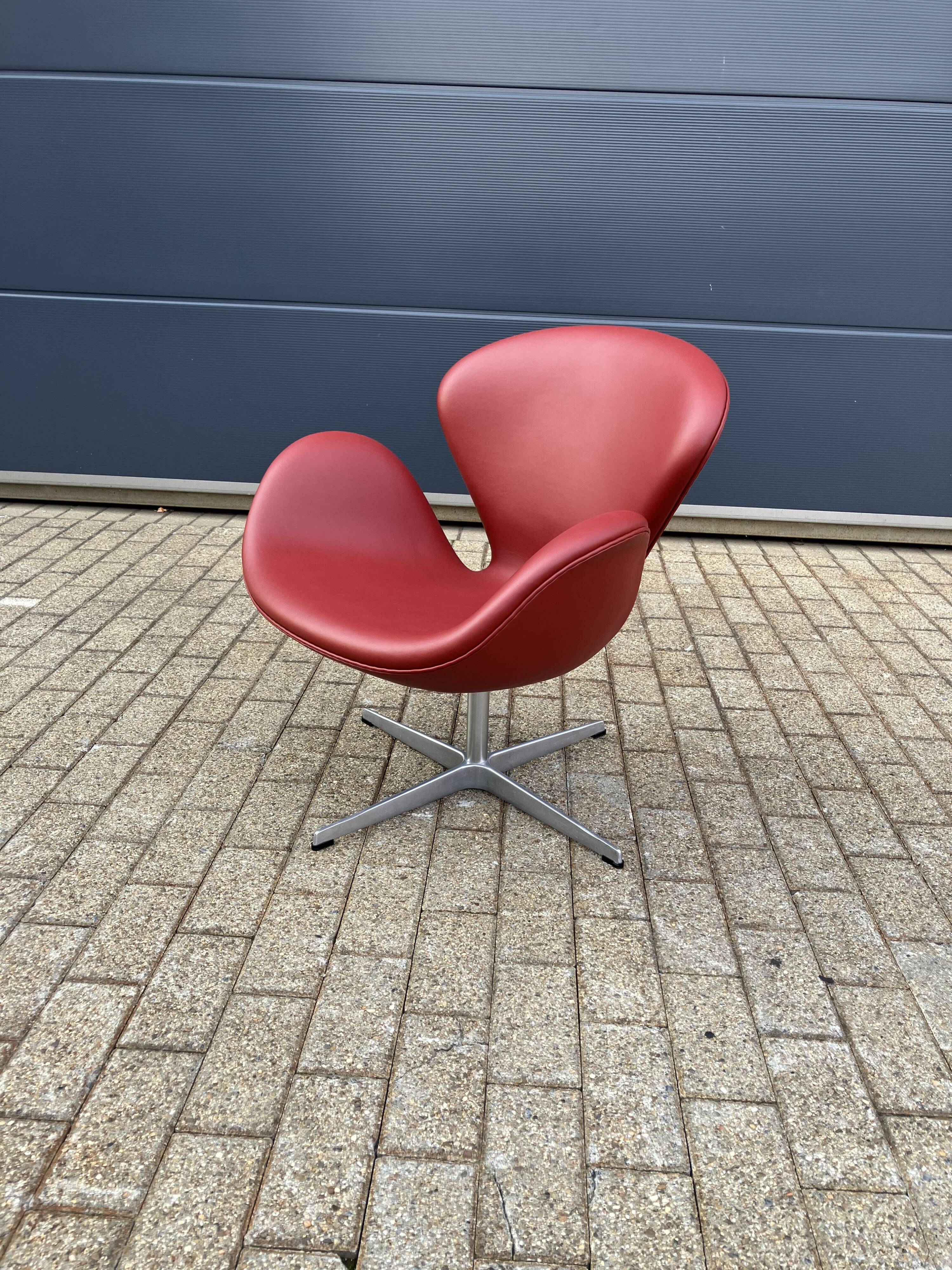 Fritz Hansen Swan chair in Indian Red leather, NEW!!!