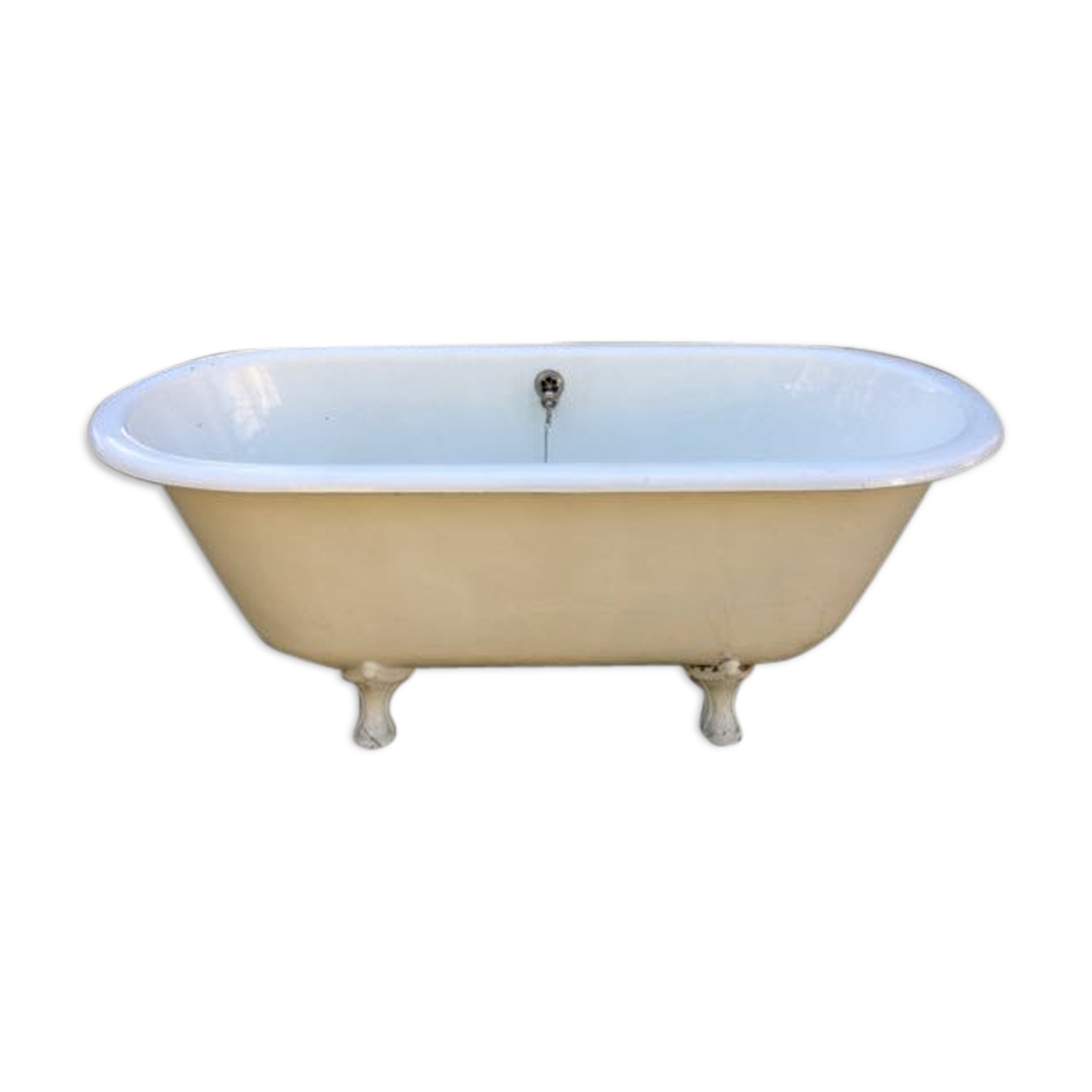 Cast iron bathtub on legs