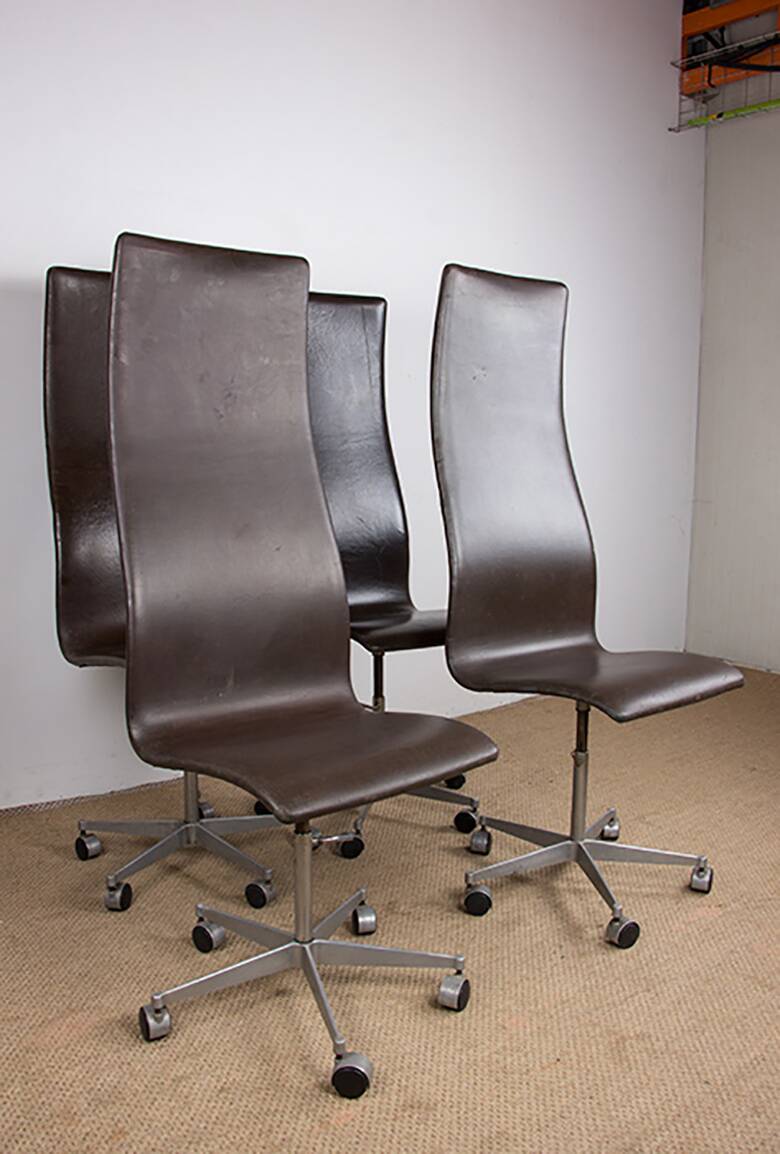 4 office chairs, in leather and aluminum, Oxford model by Arne Jacobsen.