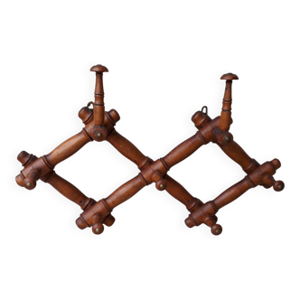 Extendable wooden coat rack