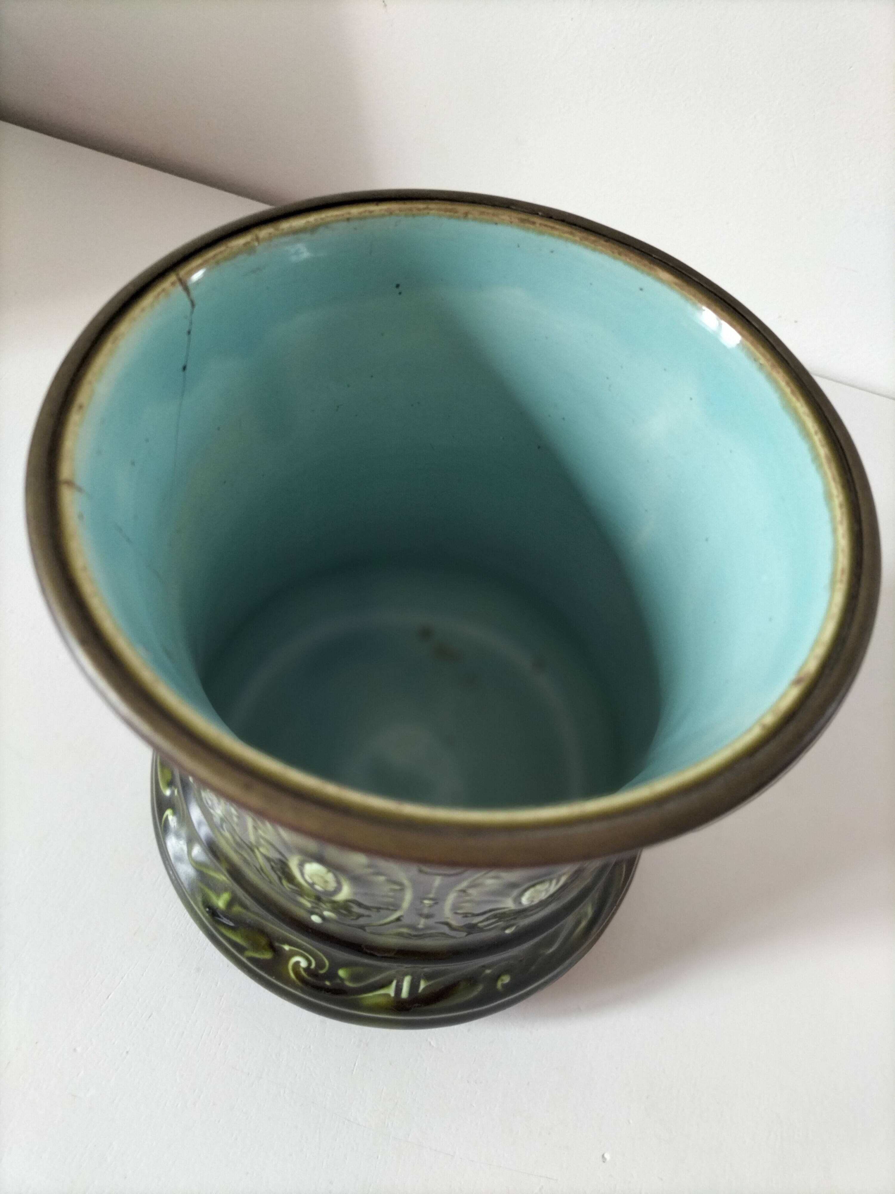 Old Sarreguemines cache-pot in Majolica style with relief decoration.